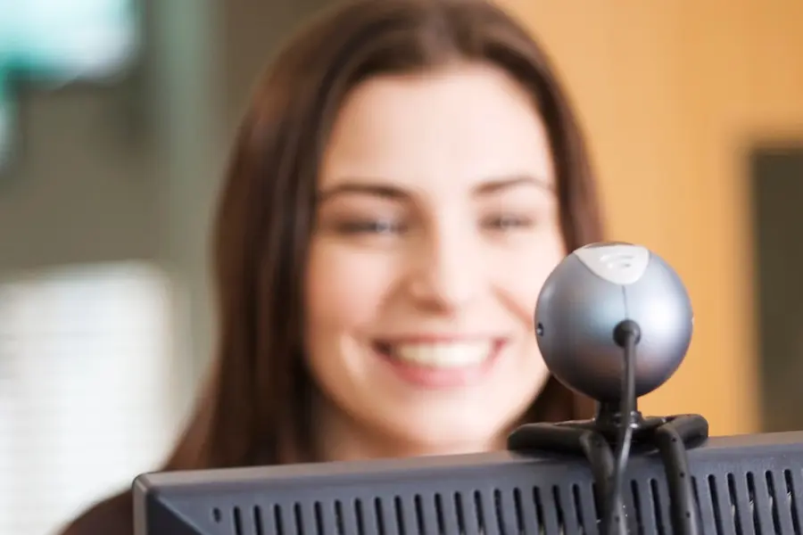 Dispositivo con cámara y conexión estable para videollamada de psicología.