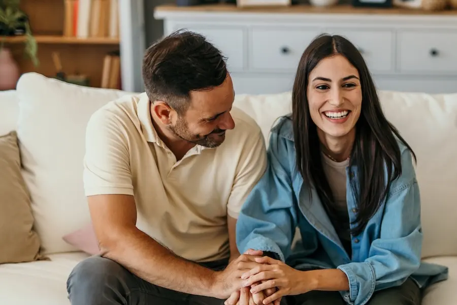Negociación de acuerdos sobre crianza, economía y proyectos de vida en pareja.