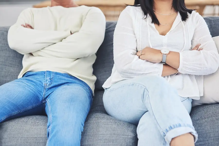Gestión de celos, dinámicas de control y dependencia emocional en la pareja.