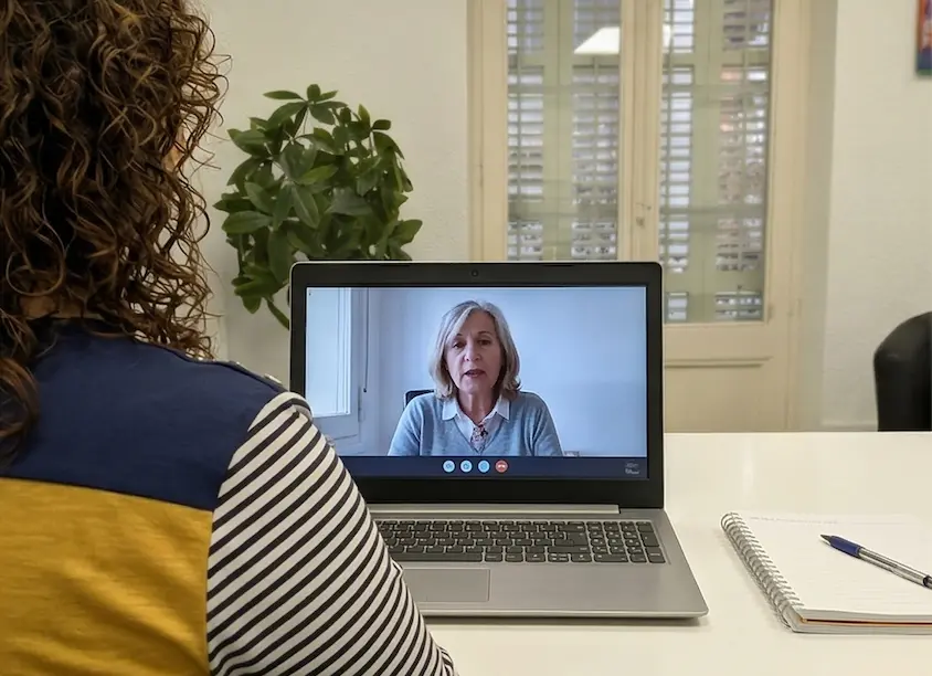 Sesión de psicología online para adultos con psicóloga colegiada.