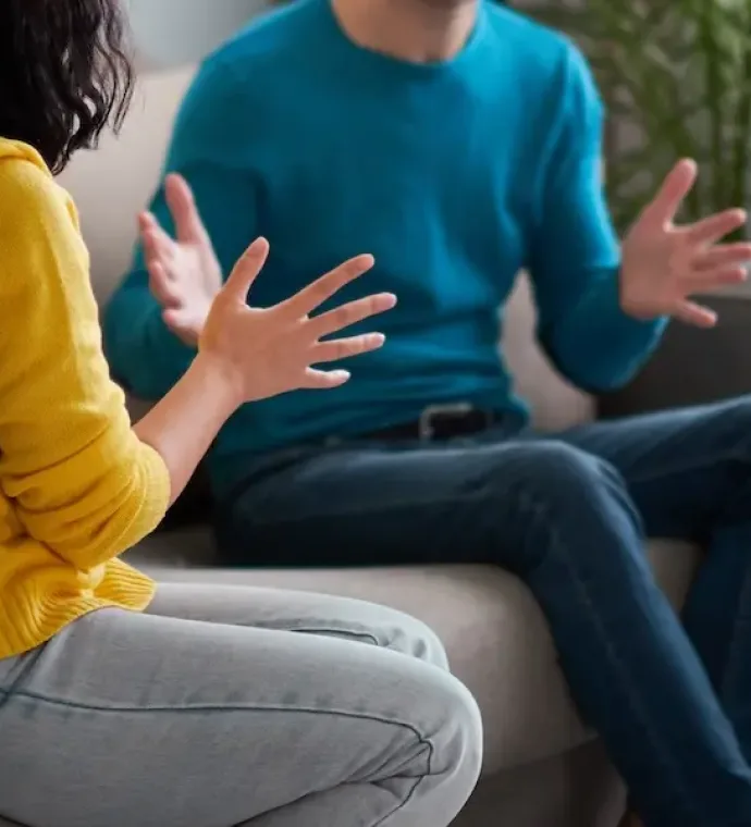 Pareja en crisis buscando ayuda por desgaste emocional y discusiones constantes.