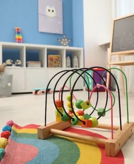Caja de juegos y materiales para terapia de juego infantil en Sabadell.