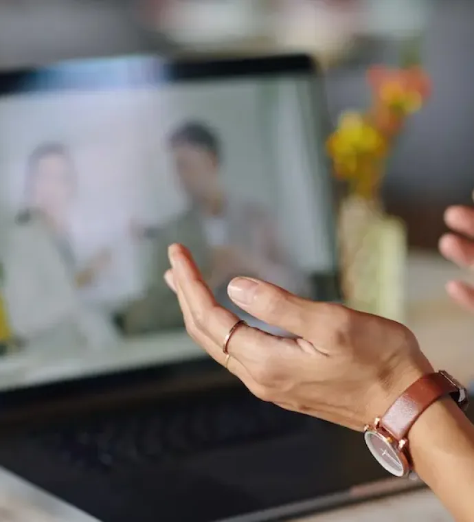 Persona recibiendo apoyo psicológico online por falta de tiempo o conciliación.